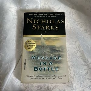 Nicolas Sparks Paperback Book “Message In A Bottle”